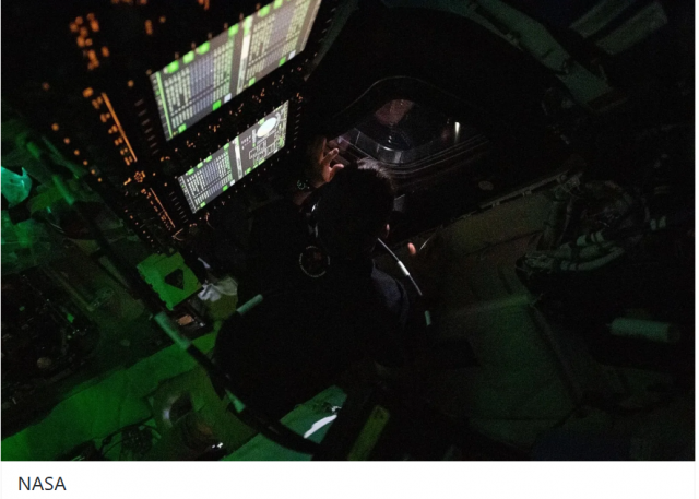 Artemis Programında Kritik Aşama

Ay’a yakın geçiş, NASA’nın astronotları yeniden Ay yüzeyine indirmeyi hedefleyen Artemis programı açısından önemli bir dönüm noktası olarak değerlendiriliyor. Program, özellikle Ay’ın güney kutbunun keşfini hedefliyor.

Öte yandan Orion kapsülünün, Türkiye saatiyle cumartesi sabahı ABD’nin batı kıyısı açıklarında Pasifik Okyanusu’na iniş yapması bekleniyor. NASA, bu inişin programın geleceği açısından kritik bir test niteliği taşıdığını belirtiyor.
