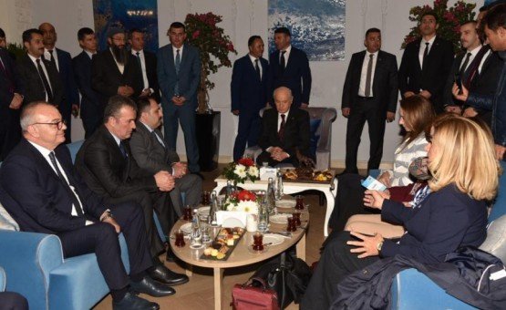Milliyetçi Hareket Partisi, yaklaşan yerel seçimler öncesinde Genel Başkan Devlet Bahçeli başkanlığında genel merkez yönetimi, belediye başkanları ve teşkilatlarının katılımıyla Antalya’nın Serik ilçesinde toplantı düzenledi. Toplantıya Manisa Büyükşehir Belediye Başkanı Cengiz Ergün de, İl Başkanı Erkan Öztürk ve Salihli, Turgutlu, Kula, Selendi, Alaşehir ve Sarıgöl belediye başkanlarıyla birlikte katıldı.

Manisa Büyükşehir Belediye Başkanı Cengiz Ergün, MHP İl Başkanı Erkan Öztürk, Kula Belediye Başkanı Hüseyin Tosun, Selendi Belediye Başkanı Yasin Dumlupınar, Alaşehir Belediye Başkanı Ali Uçak, Sarıgöl Belediye Başkanı Necati Selçuk, Turgutlu Belediye Başkanı Turgay Şirin ve Salihli Belediye Başkanı Zeki Kayda ile birlikte MHP’nin Antalya'nın Serik ilçesi Belek turizm merkezinde düzenlenen İl Başkanları ve Belediye Başkanları Toplantısı’na katıldı. Cuma akşamı Manisa heyetiyle birlikte toplantının yapılacağı otele varan Başkan Ergün, parti teşkilatlarıyla birlikte MHP Genel Başkanı Devlet Bahçeli’yi karşıladı. Karşılamanın ardından düzenlenen yemek ve ardından çay molasında Genel Başkan Bahçeli ile bir araya gelen Başkan Ergün, Manisa’daki çalışmalar hakkında Bahçeli’yi bilgilendirdi.
Başkan Ergün’den Davetlilere Mesir Macunu
Toplantının yapıldığı 24 Kasım Cumartesi günü Manisa Büyükşehir Belediye Başkanı Cengiz Ergün, 81 il başkanı ve 129 belediye başkanına Manisa’yı tanıttı. Davetlilere mesir macunu ikram eden Başkan Ergün’ün ikramına, genel merkez yöneticileri, il başkanları ve belediye başkanları sıcak ilgi gösterdi.
Genel Başkan Bahçeli Partililere Hitap Etti
Toplantının açılışında 81 il başkanı ve 130 belediye başkanına hitap eden MHP Genel Başkanı Devlet Bahçeli, MHP'nin gücüne güç katarak yürüdüğünü, günden güne büyüdüğünü ve millete hizmet aşkıyla yükselmeye devam ettiğini söyledi. Hiçbir zafere kolay yollardan varılamayacağını vurgulayan Bahçeli, “Muzaffer bir ruhun ortaya çıkması da tesadüfi olamaz. Her zafer bedel ister, sabır ister, akıl ister, gönül ister, mücadele ve fedakarlık bekler. Kutlu bir mücadele esnasında, nefesi kesilenler, nefsine esir düşenler, dünyevi menfaatlere yenilenler çıkmıştır, bundan sonra da çıkmaları muhtemeldir. İnsanoğlu çiğ süt emmiştir, yanılması, yozlaşma akıntısına kapılıp yanlış istikametlere sürüklenmesi beklenmelidir. Geçmişin kuytu köşelerine şuurumuzun merceğiyle baktığımızda buna dair hazin ve hüzünle perçinlenmiş pek çok ibretlik misal verilebilecektir. Hesap yapanlarla hasbi davrananları, davanın omuzuna basanlarla davayı omuzlayanları tarif ve tefrik etmek zorunludur, mümkündür, elbette tecrübeyle sabittir. ‘Ben’ diyen, bencilliğe gömülen, dünyanın kendi çevresinde döndüğü zehabına aldanan, ben merkezli ve çıkar odaklı tutuma savrulan nice insan bu dünyadan gelip geçmiştir” diye konuştu.
“Cumhur ittifakı Türkiye'nin güvenlik zırhı”
Cumhurbaşkanlığı Hükümet Sistemi'nin mimarının Cumhur İttifakı olduğunu kaydeden Bahçeli, yeni sistemin yaşaması için bu ittifakın kazasız belasız yoluna devam etmesinin milli beka açısından mecburi olduğunu ifade etti. “Cumhur İttifakı Türkiye'nin güvenlik zırhıdır” diyen Bahçeli, “Cumhur İttifakı milli birlik ve dayanışma şuurudur. Cumhur İttifakı Türkiye'nin ta kendisi, Türk milletinin ruh köküdür. 15 Temmuz sonrası Yenikapı ruhuyla temeli atılan, 16 Nisan halk oylamasıyla çatısı örülen, 24 Haziran Seçimleriyle genişlik ve derinlik kazanan Cumhur İttifakı, Türkiye Cumhuriyeti'nin sistemsel açmaz ve ihtiyaçlarını telafi ederek muhasım odaklara set çekmiş, sur örmüştür. Cumhurbaşkanlığı Hükümet Sistemi, 95 yıllık Cumhuriyetimizi gelecek asırlara kuruluş esaslarına bağlı kalarak taşıma, daha da güçlendirme ve geliştirme amacına kilitlenmiştir. Yeni hükümet sisteminden geriye dönüş yoktur. Türkiye bütün meselelerini, bütün talep ve eksikliklerini yeni sistemin sunduğu imkanlar kapsamında çözüme kavuşturacaktır. Cumhur İttifakı bunu teminle hem tarihe hem de geleceğe karşı mesuldür. Ülke yönetiminin Cumhurbaşkanlığı Hükümet Sistemi'ne uygun teşkiliyle planlanan uyum süreci istikrarlı şekilde devam etmektedir” dedi.