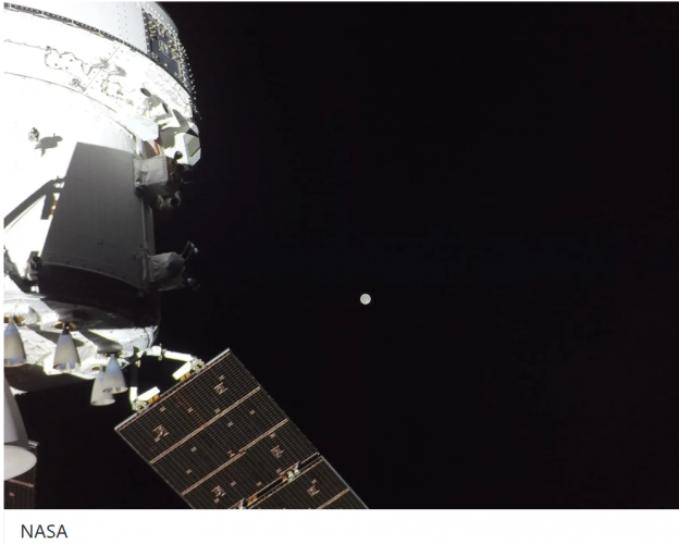 Ay’ın Karanlık Yüzünde 40 Dakikalık Sessizlik: Tarihi Görev Başarılı
Astronotlar, Ay’ın bugüne kadar Dünya’dan hiç görünmeyen yüzünü kendi gözleriyle gözlemleyen ilk insanlar olarak tarihe geçti. Dev kraterler ve antik lav düzlükleri, görev kapsamında ilk kez bu denli yakından incelendi.