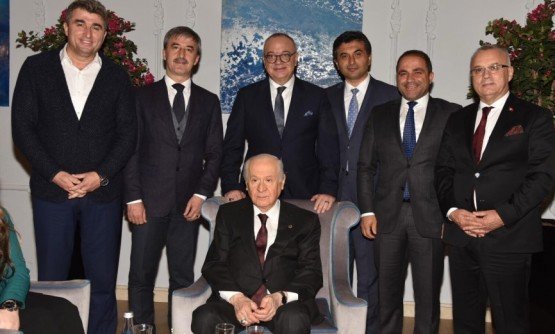 Bahçeli’den Başkan Ergün’e Hayırlı Olsun

Manisa Büyükşehir Belediye Başkanı Cengiz Ergün, Milliyetçi Hareket Partisi’nin Antalya’da düzenlediği programda Milliyetçi Hareket Partisi Genel Başkanı Devlet Bahçeli ile bir araya geldi. Genel Başkan Bahçeli, 30 Mart 2019 tarihinde gerçekleşecek olan yerel seçimlerde yeniden Manisa Büyükşehir Belediye Başkan Adayı gösterilen Başkan Ergün’e hayırlı olsun dileklerini iletti.

Milliyetçi Hareket Partisi tarafından 23-25 Kasım tarihleri arasında il başkanları ve belediye başkanları kamp programı düzenlendi. Antalya’da düzenlenen toplantıda yaklaşan yerel seçimler öncesi partinin seçim stratejisi masaya yatırıldı. Kamp programına Manisa heyeti olarak Manisa Büyükşehir Belediye Başkanı Cengiz Ergün, MHP İl Başkanı Erkan Öztürk, Kula Belediye Başkanı Hüseyin Tosun, Selendi Belediye Başkanı Yasin Dumlupınar, Alaşehir Belediye Başkanı Ali Uçak, Sarıgöl Belediye Başkanı Necati Selçuk, Turgutlu Belediye Başkanı Turgay Şirin ve Salihli Belediye Başkanı Zeki Kayda ile birlikte katıldı. 
Başkan Ergün Bahçeli İle Buluştu
Düzenlen programda Manisa Büyükşehir Belediye Başkanı Cengiz Ergün, MHP Genel Başkanı Devlet Bahçeli ile de bir araya geldi. Genel Başkan Bahçeli, 30 Mart 2019 tarihinde gerçekleşecek olan yerel seçimlerde Milliyetçi Hareket Partisi tarafından tekrar Manisa Büyükşehir Belediye Başkan Adayı gösterilen Başkan Ergün’e hayırlı olsun dileklerini iletti. MHP Lideri Bahçeli’ye teşekkür ederek, üretken belediyecilik anlayışıyla Manisa’da hizmet etmeye devam edeceklerini belirten Başkan Ergün de, “Geride kalan hizmet dönemimizde Manisa’mızın 17 ilçesine en iyi hizmetleri kazandırmak için özveriyle çalıştık. Sizlerin desteğiyle üretken belediyecilik anlayışımızla inşallah Manisa’mıza güzel yatırımlar yapmaya devam edeceğiz” ifadelerinde bulundu.