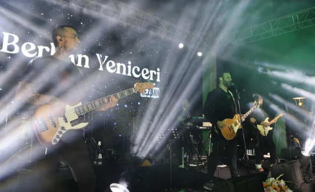 İzmir Atatürk Organize Sanayi Bölgesi katılımcıları arasındaki bağı kuvvetlendirmek
amacıyla düzenlenen “İAOSB Yaza Merhaba Gecesi” İAOSB Sanayici Aktivite
Merkezi’nde gerçekleştirildi. Berkan Yeniçeri ve Tezgah ile DJ Mono’nun sahne aldığı
gece, İzmir iş dünyasını bir araya getirdi.