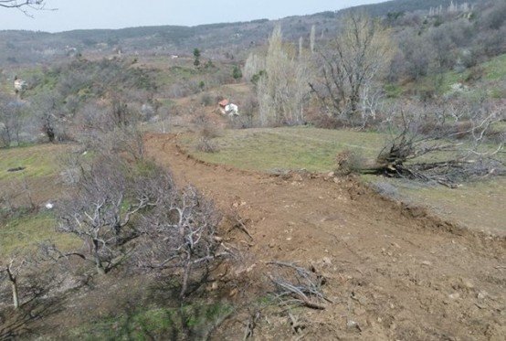 MASKİ Genel Müdürlüğü, Demirci ilçesine bağlı Mahmutlar Mahallesi’nde 3 bin 200 metrelik yeni içme suyu isale hattı çalışmasını tamamlayarak vatandaşları kesintisiz suya kavuşturdu.
Manisa Su ve Kanalizasyon İdaresi (MASKİ) Genel Müdürlüğü, 17 ilçenin tamamına daha sağlıklı ve kesintisiz içme suyu temin etmek adına il genelinde yürüttüğü altyapı çalışmalarına ara vermiyor. Demirci ilçesine bağlı Mahmutlar Mahallesi’nin de en büyük sorununu çözüme kavuşturan MASKİ, mahallenin sık sık patlaklara neden olan eski içme suyu isale hattını yeniledi. İçme Suyu Dairesi Başkanlığı’na bağlı ekipler tarafından 3 bin 200 metre uzunluğunda yeni isale hattı döşendi. MASKİ, mahalle sakinlerinin tarım arazilerine geçişinde kolaylık sağlamak için gerçekleştirdiği bir kilometrelik toprak yol çalışmasıyla da mahalle sakinlerinin yüzlerini güldürdü.
“MASKİ, bir taşla iki kuş vurdu”
Mahmutlar Mahalle Muhtarı Nurullah Koyunoğlu, “MASKİ, mahallemizde yaptığı çalışmalarla adeta bir taşla iki kuş vurdu. Sayelerinde hem suyumuza hem de yolumuza kavuştuk. Mahalle halkımız da bu hizmetlerden dolayı çok memnun ve mutlular. Bu hizmetlerin hepsi için başta Manisa Büyükşehir Belediye Başkanımız Cengiz Ergün olmak üzere, MASKİ Genel Müdürümüz Yaşar Coşkun’a ve emeği geçen tüm amir ve çalışanlara teşekkür ediyoruz” dedi.