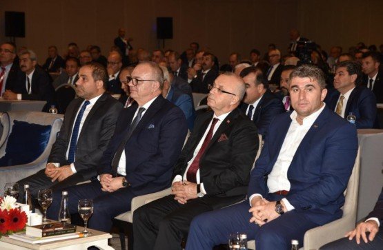 Milliyetçi Hareket Partisi’nin Antalya’da il başkanları ve belediye başkanlarına yönelik düzenlediği toplantıda Milliyetçi Hareket Partisi Genel Başkan Yardımcısı Sadir Durmaz partililere hitap etti. Manisa Büyükşehir Belediye Başkanı Cengiz Ergün’ün de katılım sağladığı toplantıda Durmaz, yaklaşan yerel seçimler çerçevesinde partinin seçim stratejisi hakkında bilgi verdi. Durmaz, Türkiye’nin dört bir yanından belediyecilik hizmetlerine değinirken üretken belediyecilikte Manisa Büyükşehir Belediyesinin kente kazandırdığı tam otomasyonlu otopark ve Kuva-yı Milliye Anıtı’nda yaptığı çevre düzenlemesini de örnek verdi.

Yaklaşan yerel seçimler öncesi Milliyetçi Hareket Partisi’nin il başkanları ve belediye başkanlarına yönelik düzenlediği kamp programının açılış oturumunda Milliyetçi Hareket Partisi Genel Başkanı Devlet Bahçeli katılımcılara hitap etti. MHP Genel Başkanı Devlet Bahçeli’nin ardından katılımcılara seslenen MHP Yerel Yönetimlerden Sorumlu Genel Başkan Yardımcısı Sadir Durmaz, yaklaşan yerel seçimlerde partinin seçim stratejisi hakkında bilgi verdi. Antalya’nın Serik ilçesinde düzenlenen toplantıya Manisa Büyükşehir Belediye Başkanı Cengiz Ergün, MHP İl Başkanı Erkan Öztürk, Kula Belediye Başkanı Hüseyin Tosun, Selendi Belediye Başkanı Yasin Dumlupınar, Alaşehir Belediye Başkanı Ali Uçak, Sarıgöl Belediye Başkanı Necati Selçuk, Turgutlu Belediye Başkanı Turgay Şirin ve Salihli Belediye Başkanı Zeki Kayda ile birlikte katıldı.
MHP’li Belediyelerin Üretken Projeleri
MHP Genel Başkan Yardımcısı Sadir Durmaz, toplantıda 31 Mart 2019 tarihinde gerçekleşecek olan yerel seçimlere yönelik olarak pek çok başlık altında bilgi verdi.  Durmaz, belediyecilik anlamında hizmetlerden örneklerler verirken, MHP’li belediyelerin üretken belediyecilikle ön planda olduğunu vurguladı. Durmaz, Manisa Büyükşehir Belediyesi tarafından şehre kazandırılan tam otomasyonlu otopark ve Kuva-yı Milliye Anıtı’nda yapılan çevre düzenlemesini de örnek verdi.