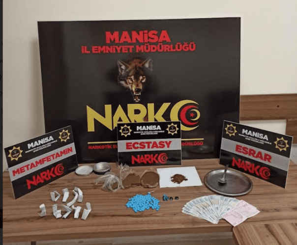 İl Emniyet Müdürlüğümüz Narkotik Suçlarla Mücadele Şube Müdürlüğü görevlilerince uyuşturucu veya uyarıcı madde ticareti yapan, nakleden ve kullanan şahıslara yönelik yapılan çalışmalar kapsamında Yunusemre ilçesinde iki ikamette yapılan aramada;
- *7 parça halinde 395,67 gram Takoz Esrar maddesi,*
- *9 parça halinde 7,65 gram Metamfetamin maddesi,*
- *127 adet Ecstasy hap,*
- *1700 TL uyuşturucu madde ticaretinden elde edildiği değerlendirilen para* ele geçirilmiştir.
Konuyla *Afgan uyruklu 3 şüpheli şahıs* uyuşturucu veya uyarıcı madde imal ve ticareti yapmak suçundan gözaltına alınmış, 12.10.2021 günü sevk edildikleri adli makamlarca *2 şüpheli şahıs tutuklanmıştır.*

Manisa halkının huzur ve güvenliği için Manisa Emniyet Müdürlüğü olarak suç ve suçlularla mücadelemiz aralıksız devam edecektir.