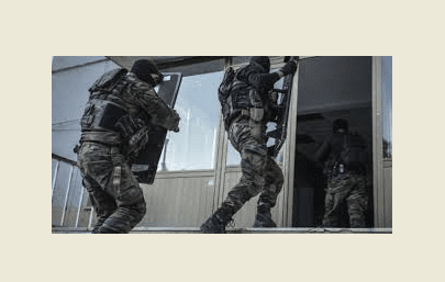 Devletin Birliğini ve Ülke Bütünlüğünü Bozma

Manisa İli Yunusemre İlçesi Mesir Mahallesinde (Polis Bölgesi) 02.11.2021 tarihinde Manisa C.Başsavcılığının 2021/3871 Talimat Dosyası ve Bitlis İl J.K.lığı tarafından yeni delil elde edilmesi nedeniyle PKK/KCK Silahlı Terör Örgütününe Üye olma suçundan hakkında yakalama kararı bulunan A.T.(E./1995 d.lu, 2016 Katılımlı Eski Örgüt Mensubu) isimli şahıs Manisa İl J.K.lığı TEM Şube Müdürlüğü unsurlarınca  yakalanarak hazırlanan evrakları ile birlikte 02.11 2021 tarihinde  Manisa C.Başsavcılığında mevcutlu olarak hazır edilmiştir. Şüpheli SEGBİS ortamında alınan ifadesi sonucu Bitlis Sulh Ceza Hakimliğinin 2021/198 sorgu kararı ile Devletin Birliğini ve Ülke Bütünlüğünü Bozma Suçundan  tutuklanarak Çınarlıkuyu T Tipi K.C.İ.K.na teslim edilmiştir.