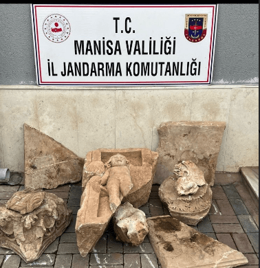 Manisa İli Salihli ilçesi Sart Mahallesinde Salihli İlçe Jandarma Komutanlığı JASAT,
 KOM ,İSTH Timleri ve Sart J.Krk.K.lığınca yapılan istihbari çalışma neticesinde Salihli Sulh Ceza Hâkimliği'nden alınan Arama Kararına istinaden 22.02.2022 günü saat 12.30 sıralarında S.B(1965/E) isimli şahsın ev ve eklentilerinde yapılan aramada ; 1 adet
 Roma Dönemine ait Eros Bebek heykeli başı ve 3 parça halinde Eros Bebek heykeline ait gövde, 5 adet Roma Dönemine ait motifli sütun başlığı ve 3 adet Roma Dönemine ait Motifli taş ele geçirilmiş olup, olayla ilgili Salihli Cumhuriyet Savcısına bilgi verilerek
 tahkikata başlanılmıştır. Alınan talimatlar doğrultusunda aramada ele geçirilen malzemeler Manisa Müze Müdürlüğüne teslim edilecek olup, Şüpheli şahıs S.B. hakkında adli tahkikata başlanılmıştır.