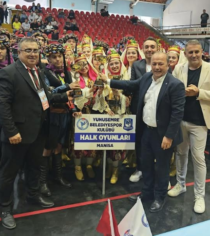 Yunusemre Belediyespor, Halk Oyunları İl Birinciliği Yarışmaları'na damga vurarak üç dalda il birincisi oldu.