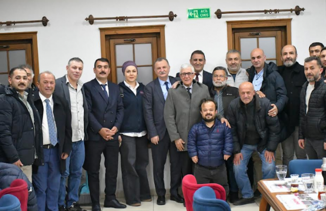 Yunusemre Belediyespor, amatör spor kulüplerini iftar yemeğinde ağırladı. Yunuspark'taki organizasyona katılan Yunusemre Belediye Başkanı Semih Balaban, amatör kulüplerin başkan ve yöneticilerine gösterdikleri özveri ve fedakarlıktan ötürü teşekkür etti.