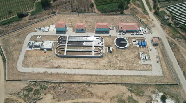 ASBESTLİ ALTYAPILAR MODERNİZE EDİLİYOR
Yeraltı ve yerüstü kaynaklarının her zamankinden daha fazla korunmasına ve su israfının önlenmesi için küçük büyük, genç yaşlı herkese büyük görev düştüğüne dikkat çeken Genel Müdür Postacı, şunları ifade etti: 
“İçme suyu altyapısındaki fiziki kayıpları önlemek için Başkanımız Ferdi Zeyrek’in öncülüğünde başlattığımız ‘Altyapı Seferberliği’ kapsamında bugüne kadar 150 kilometre hat döşeme çalışması gerçekleştirdik. Eski asbestli altyapıları sağlıklı hale getirmek, fiziki kayıpların önüne geçmek için yeni imalatlarımıza devam ediyoruz ve kararlılıkla devam edeceğiz. Fiziki kayıpları önlemek için yaptığımız çalışmalar içerisinde büyük çaplı ve su sızıntıları yaşanan içme suyu depolarının bakım-onarımlarını yapıyor, aynı zamanda 30-40 yıllık eski vanaları yeniliyoruz. Temiz su kaynaklarının kirlenmemesi için atık su arıtma tesislerimizi başarıyla işletiyor, yeni tesisler için çalışıyoruz. Kanalizasyon altyapılarını sağlıklı hale getiriyoruz” 
“SU KRİZİ, KÜRESEL BİR SORUNDUR”
Postacı, açıklamasının devamında, “Ülkemizde her yıl kişi başına düşen su miktarı azalış göstermekte. Uluslararası kuruluşlar tarafından yapılan konferanslar ve sunulan raporlar da su kaynaklarının karşı karşıya kaldığı tehlikeleri ortaya koymakta. Su krizi, küresel bir sorun. Su kaynaklarının verimli kullanımı için etkin bir su yönetimini zorunlu hale getirmiştir. Hepimizin bildiği gibi yaşamın vazgeçilmez bir kaynağı olan suyu toplum olarak tüketim alışkanlıklarımızı tasarrufa yönlendirerek koruyabiliriz. Yeraltı ve yerüstü su kaynaklarımız sınırsız olmadığı gibi hızla tükenmekte. Bu nedenle su kaynaklarımız tükenmeden toplum olarak su tüketim alışkanlıklarımızı hızla değiştirmeliyiz. Toplum olarak su kullanımında tasarrufa büyük önem göstermeliyiz” ifadelerini kullandı.