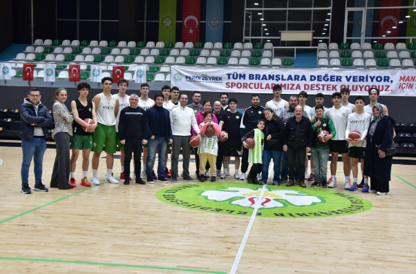 Manisa Büyükşehir Belediyespor Kulübü U18 Basketbol Takımı, 21 Mart Dünya Down Sendromu Günü’nde gerçekleştirdiği antrenmanda özel misafirlerini ağırladı. Takım, down sendromlu bireyleri antrenmanda misafir ederek, onlara unutulmaz bir deneyim yaşattı.
