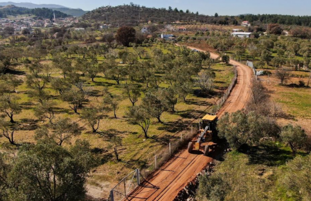 Çiftçilerin tarla ve bağlarına ulaşımını kolaylaştırmayı amaçlayan Yunusemre Belediyesi, ova yolu bakım-onarım çalışmalarına devam ediyor. Fen İşleri Müdürlüğü ekipleri, Büyüksümbüller Mahallesi’nde üreticilerin talep ettiği 2 kilometrelik ova yolu açtı. Açılan yol sayesinde üreticiler, tarla ve bağlarına rahat bir şekilde ulaşmaya başladı.