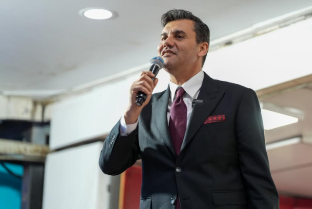 “Aynı sofrayı paylaşmaktan, aynı ekmeği bölüşmekten çok mutluyum”
İftar programında konuşan Manisa Büyükşehir Belediye Başkanı Ferdi Zeyrek, Ramazan ayında vatandaşlarla bir araya gelmenin önemini vurgulayarak, “11 ayın sultanı bu mübarek Ramazan gününde sizlerle birlikte olmaktan, aynı sofrayı paylaşmaktan, aynı ekmeği bölüşmekten gerçekten çok mutluyum. Allah’ım bu mübarek günlerde tuttuğumuz oruçları, yaptığımız ibadetleri ve ettiğiniz duaları inşallah kabul eder. Manisa Büyükşehir Belediyesi olarak 17 ilçemizde iftar sofraları kurarak vatandaşlarımızla bir araya geliyoruz ve Ramazan boyunca da olmaya devam edeceğiz” dedi.