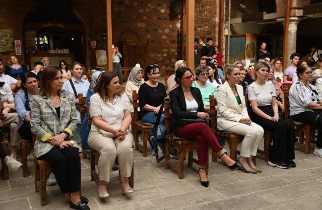Kuzey Avrupa’dan Umut Veren Araştırmalar
Şivecan, İsveç, Danimarka ve Norveç gibi ülkelerde çölyak hastalığının yaygınlığına dikkat çekerek, bu ülkelerde yapılan yoğun bilimsel çalışmaların gelecekte daha etkili tedavi yöntemlerinin geliştirilmesine katkı sağlayabileceğini dile getirdi. Şivecan, “Bu ülkelerde hastalığın tanı ve tedavisine yönelik ciddi yatırımlar ve araştırmalar yürütülüyor. Bu gelişmeler, dünya genelindeki çölyak hastaları için umut verici. Doğru tanı, multidisipliner bir yaklaşım, hasta ve ailelerin eğitimi ve desteklenmesi, glütensiz beslenmenin maliyetinin düşürülmesi ve yaşam kalitesini artırıcı çözümlerin üretilmesi, çölyak hastalarının ve ailelerinin karşılaştığı zorlukların üstesinden gelinmesinde kritik rol oynamakta” şeklinde konuştu.