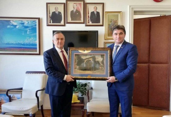 Kula Belediye Başkanı Hüseyin Tosun, MHP Grup Başkanvekili Erkan Akçay’ı makamında ziyaret ederek Kula Belediyesi’nin yürüttüğü bazı yatırım ve projelerle ilgili bilgi aktardı ve onay süreçlerinin hızlandırılması talebinde bulundu. 

Kula Belediye Başkanı Hüseyin Tosun, Ankara’da gerçekleştirdiği temaslarında ilk olarak Milliyetçi Hareket Partisi Grup Başkanvekili Erkan Akçay’ı, parti genel merkezindeki makamında ziyaret etti. Ziyarette, bir süre sohbet eden ve Kula Belediyesi’nin hali hazırda yürüttüğü Kula’ya kazandırılacak yatırım ve projeler hakkında Grup Başkanvekili Akçay’a dosya sunan Başkan Tosun, Kulalı hemşerilerinin selamlarını iletti. Ziyaretten duyduğu memnuniyeti ifade eden MHP Grup Başkanvekili Akçay, Başkan Hüseyin Tosun’a çalışmalarında başarılar diledi. Başkan Tosun, Grup Başkanvekili Akçay ile birlikte Türkiye Büyük Millet Meclisi, Çevre ve Şehircilik Bakanlığı ve İller Bankası’nda üst düzey görüşmelerde bulundu. Başkan Tosun, Ankara ziyareti kapsamında TBMM Destek Hizmetleri Dairesi Başkan Yardımcısı Ali Türk’e nezaket ziyaretinde bulunurken, Atatürk Kültür Merkezi’nde gerçekleştirilen Ege İlleri Tanıtım Günleri açılış törenine katıldı.

Başkan Tosun; “Bizim Koşuşturmamız, Kula’ya Hizmet İçin”
Ankara temasları sırasında kendisine eşlik eden MHP Grup Başkanvekili Erkan Akçay’a desteklerinden dolayı teşekkür eden Başkan Tosun, 