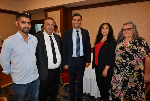 BASIN BÜLTENİ
 “İyi ki Varsınız!”
Manisa Büyükşehir Belediye Başkanı Mimar Ferdi Zeyrek, sözlerini şöyle tamamladı: “Bu duygularla Gazi Mustafa Kemal Atatürk ve silah arkadaşları başta olmak üzere vatanımızın bütünlüğü uğruna canlarını feda eden aziz şehitlerimizi ve ebediyete göç eden gazilerimizi rahmetle anıyor; siz kahraman gazilerimize de ailelerinizle birlikte sağlık ve huzur dolu bir ömür diliyorum. Sizler bu milletin daima kalbinde yer alacak ve onuru olmaya devam edeceksiniz. Hepinizin Gaziler Günü’nü bir kez daha en içten dileklerimle kutluyorum. İyi ki varsınız!”