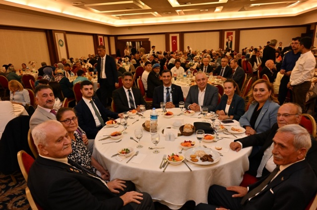 Gazi Dayı; “Hatırlanmak güzel bir şey”
Gazi Sefer Dayı ise hatırlanmanın güzel bir duygu olduğunu ifade etti. Dayı, “Hatırlanmak güzel bir şey. Gazi olalı 30 yıl oldu. Gaziler ve şehit aileleri hatırlandıkça var olurlar. Bu tür etkinliklerin çoğalmasını bekliyoruz. Ferdi Başkanımızın bu zamana kadar yapmış olduğu faaliyetlerden memnunuz. Kurmuş olduğu Şehit, Gazi Müdürlüğü de bizim için çok güzel atılmış bir adım. İnşallah beraber o adımı atacağız hep beraber” şeklinde konuştu.