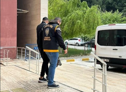İl Emniyet Müdürlüğümüz Asayiş Şube Müdürlüğü Aranan Şahıslar Büro
Amirliği görevlilerince aranan şahısların yakalanmasına yönelik yapılan çalışmalar
kapsamında, 17.07.2024 günü saat 11:00 sıralarında Yunusemre ilçesi Kuyualan
Mahallesinde yakalanan N. E. D. (34) isimli şahsın yapılan gbt sorgusunda,
Manisa İlamat ve İnfaz Bürosunca ⁠Kasten Öldürmeye Teşebbüs, Şantaj,
Tehdit ve Hırsızlık suçlarından kesinleşmiş 13 yıl 15 gün hapis cezası ile arandığı tespit
edilerek gözaltına alınmış, 17.07.2024 günü sevk edildiği adli makamlarca
tutuklanmıştır.
Manisa halkının huzur ve güvenliği için Manisa Emniyet Müdürlüğü olarak suç
ve suçlularla mücadelemiz aralıksız devam edecektir.
