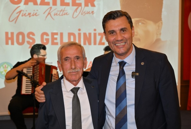 Kıbrıs Gazisi Gezer; “Gazilik herkese nasip olmaz”
Manisalı gaziler de Gaziler Günü dolayısıyla gerçekleştirilen etkinlikte düşüncelerini paylaştı. Kıbrıs Gazisi İbrahim Gezer, “Böyle bir gece düzenleyenlerden Allah razı olsun. Gazilik herkese nasip olmaz. Düzenleyenlere, emeği geçenlere çok teşekkür ederim” ifadelerini kullandı. 
Dernek Başkanı Adnan Kaya teşekkür etti
Manisa Şehit Aileleri ve Gaziler Derneği Başkanı Adnan Kaya ise, “19 Eylül Gaziler Günü’nde Manisa Büyükşehir Belediyesi’nin düzenlediği yemek nedeniyle teşekkür ediyorum. Bizler mutlu olduk. Türkiye genelinde tüm gazilerimizin Gaziler Günü’nü kutluyorum. Manisa Büyükşehir Belediye Başkanı Başkanımız Ferdi Zeyrek ve ekibine sonsuz teşekkür ediyorum bizleri yalnız bırakmadıklarından dolayı. Sağ olsunlar var olsunlar” dedi.
