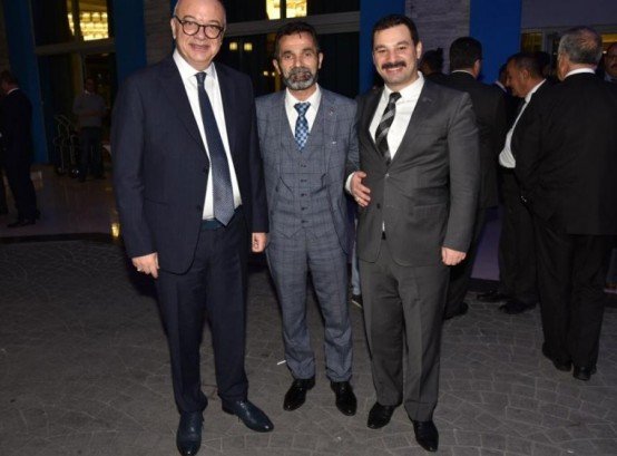 Milliyetçi Hareket Partisi, yaklaşan yerel seçimler öncesinde Genel Başkan Devlet Bahçeli başkanlığında genel merkez yönetimi, belediye başkanları ve teşkilatlarının katılımıyla Antalya’nın Serik ilçesinde toplantı düzenledi. Toplantıya Manisa Büyükşehir Belediye Başkanı Cengiz Ergün de, İl Başkanı Erkan Öztürk ve Salihli, Turgutlu, Kula, Selendi, Alaşehir ve Sarıgöl belediye başkanlarıyla birlikte katıldı.

Manisa Büyükşehir Belediye Başkanı Cengiz Ergün, MHP İl Başkanı Erkan Öztürk, Kula Belediye Başkanı Hüseyin Tosun, Selendi Belediye Başkanı Yasin Dumlupınar, Alaşehir Belediye Başkanı Ali Uçak, Sarıgöl Belediye Başkanı Necati Selçuk, Turgutlu Belediye Başkanı Turgay Şirin ve Salihli Belediye Başkanı Zeki Kayda ile birlikte MHP’nin Antalya'nın Serik ilçesi Belek turizm merkezinde düzenlenen İl Başkanları ve Belediye Başkanları Toplantısı’na katıldı. Cuma akşamı Manisa heyetiyle birlikte toplantının yapılacağı otele varan Başkan Ergün, parti teşkilatlarıyla birlikte MHP Genel Başkanı Devlet Bahçeli’yi karşıladı. Karşılamanın ardından düzenlenen yemek ve ardından çay molasında Genel Başkan Bahçeli ile bir araya gelen Başkan Ergün, Manisa’daki çalışmalar hakkında Bahçeli’yi bilgilendirdi.
Başkan Ergün’den Davetlilere Mesir Macunu
Toplantının yapıldığı 24 Kasım Cumartesi günü Manisa Büyükşehir Belediye Başkanı Cengiz Ergün, 81 il başkanı ve 129 belediye başkanına Manisa’yı tanıttı. Davetlilere mesir macunu ikram eden Başkan Ergün’ün ikramına, genel merkez yöneticileri, il başkanları ve belediye başkanları sıcak ilgi gösterdi.
Genel Başkan Bahçeli Partililere Hitap Etti
Toplantının açılışında 81 il başkanı ve 130 belediye başkanına hitap eden MHP Genel Başkanı Devlet Bahçeli, MHP'nin gücüne güç katarak yürüdüğünü, günden güne büyüdüğünü ve millete hizmet aşkıyla yükselmeye devam ettiğini söyledi. Hiçbir zafere kolay yollardan varılamayacağını vurgulayan Bahçeli, “Muzaffer bir ruhun ortaya çıkması da tesadüfi olamaz. Her zafer bedel ister, sabır ister, akıl ister, gönül ister, mücadele ve fedakarlık bekler. Kutlu bir mücadele esnasında, nefesi kesilenler, nefsine esir düşenler, dünyevi menfaatlere yenilenler çıkmıştır, bundan sonra da çıkmaları muhtemeldir. İnsanoğlu çiğ süt emmiştir, yanılması, yozlaşma akıntısına kapılıp yanlış istikametlere sürüklenmesi beklenmelidir. Geçmişin kuytu köşelerine şuurumuzun merceğiyle baktığımızda buna dair hazin ve hüzünle perçinlenmiş pek çok ibretlik misal verilebilecektir. Hesap yapanlarla hasbi davrananları, davanın omuzuna basanlarla davayı omuzlayanları tarif ve tefrik etmek zorunludur, mümkündür, elbette tecrübeyle sabittir. ‘Ben’ diyen, bencilliğe gömülen, dünyanın kendi çevresinde döndüğü zehabına aldanan, ben merkezli ve çıkar odaklı tutuma savrulan nice insan bu dünyadan gelip geçmiştir” diye konuştu.
“Cumhur ittifakı Türkiye'nin güvenlik zırhı”
Cumhurbaşkanlığı Hükümet Sistemi'nin mimarının Cumhur İttifakı olduğunu kaydeden Bahçeli, yeni sistemin yaşaması için bu ittifakın kazasız belasız yoluna devam etmesinin milli beka açısından mecburi olduğunu ifade etti. “Cumhur İttifakı Türkiye'nin güvenlik zırhıdır” diyen Bahçeli, “Cumhur İttifakı milli birlik ve dayanışma şuurudur. Cumhur İttifakı Türkiye'nin ta kendisi, Türk milletinin ruh köküdür. 15 Temmuz sonrası Yenikapı ruhuyla temeli atılan, 16 Nisan halk oylamasıyla çatısı örülen, 24 Haziran Seçimleriyle genişlik ve derinlik kazanan Cumhur İttifakı, Türkiye Cumhuriyeti'nin sistemsel açmaz ve ihtiyaçlarını telafi ederek muhasım odaklara set çekmiş, sur örmüştür. Cumhurbaşkanlığı Hükümet Sistemi, 95 yıllık Cumhuriyetimizi gelecek asırlara kuruluş esaslarına bağlı kalarak taşıma, daha da güçlendirme ve geliştirme amacına kilitlenmiştir. Yeni hükümet sisteminden geriye dönüş yoktur. Türkiye bütün meselelerini, bütün talep ve eksikliklerini yeni sistemin sunduğu imkanlar kapsamında çözüme kavuşturacaktır. Cumhur İttifakı bunu teminle hem tarihe hem de geleceğe karşı mesuldür. Ülke yönetiminin Cumhurbaşkanlığı Hükümet Sistemi'ne uygun teşkiliyle planlanan uyum süreci istikrarlı şekilde devam etmektedir” dedi.