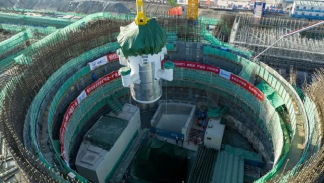 Çin’in dünyanın ilk ticari küçük modüler reaktörü (SMR) olan Linglong One’ın çekirdek modülü, bugün Hainan Eyaleti’nde başarıyla kuruldu. Linglong One’ın kalbi olarak adlandırılan çekirdek modül, basınçlı kap, buhar jeneratörü, birincil pompa alıcısı ve diğer kritik ekipmanlardan oluşuyor. Modüler yapı Linglong One’ın en belirgin özelliği, bu sayede daha düşük maliyet ve daha yüksek güvenlik ile kısa üretim döngüsü sağlıyor.

Basitleştirilmiş bir sistemle tasarlanan SMR, boyutu nedeniyle taşımayı ve çalıştırılmayı çok daha kolay bir hale getirecek. Ayrıca kullanıcının gereksinimlerine göre değiştirilme esnekliğine de sahip. Bu nedenle ekonomik olarak ciddi bir katkı sunuyor.

China National Nuclear Corporation tarafından geliştirilen dünyanın ilk kara tabanlı ticari küçük modüler basınçlı su reaktörü olan Linglong One, 125 megavatlık enerji üretim kapasitesine sahip, tamamlandığında yılda 1 milyar kilovat-saat elektrik üretebilecek. 526 bin hanenin ihtiyacını karşılama kapasitesine sahip santral, karbondioksit emisyonunu 880 bin ton azaltacak ki bu da 7,5 milyon ağaç dikilmesine eşdeğer bir rakam.

Deniz suyunun tuzdan arındırılması, kentsel bölgesel ısıtma, endüstriyel buhar temini ve yağ çıkarma gibi birçok senaryoda kullanılabilecek olan reaktör, Hainan’ı “temiz enerji adası” haline getirmeyi ve ülkenin karbon zirvesi ve nötrlüğe yönelik çifte karbon hedeflerini karşılamayı kolaylaştırmakla kalmayacak, aynı zamanda nükleer enerjinin küresel gelişimini de destekleyecek.