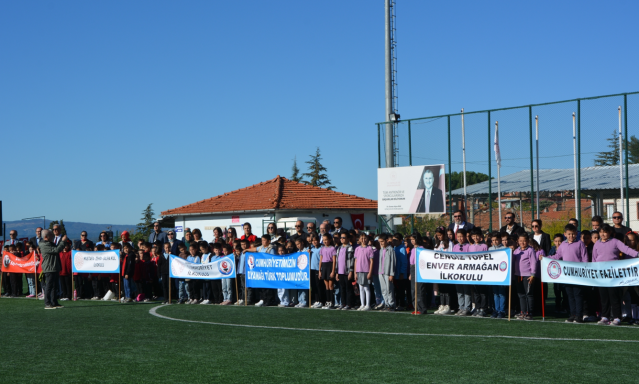Kutlamalar, Kaymakam İbrahim Ethem Akıncı Stadı’nda düzenlenen törenle devam etti. Saygı duruşu ve İstiklal Marşı’nın ardından konuşma yapan Kaymakam Fatih Bayram, Cumhuriyet’in önemine vurgu yaparak, “102 yıl önce büyük bir inançla kurulan Cumhuriyetimiz, bugün gençlerimizin ellerinde daha da güçlü bir şekilde geleceğe taşınıyor,” dedi.