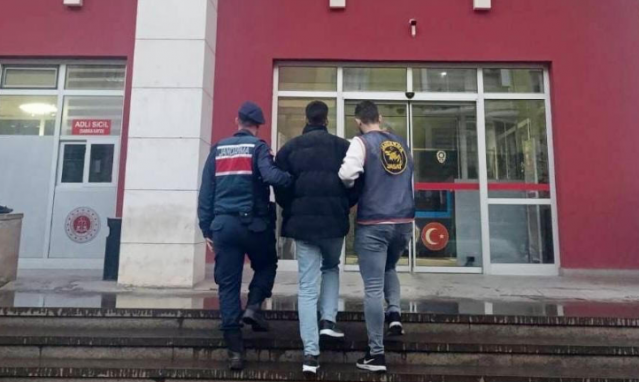Aranan Şahıs Yakalaması. *Manisa İl Jandarma Komutanlığı* tarafından aranan şahısların yakalanmasına yönelik yapılan çalışmalar neticesinde, Manisa İli Turgutlu ilçesinde *Manisa JASAT ve Turgutlu İlçe J.K.lığınca* yapılan müşterek faaliyet sonucunda; *-(2) Adet Uyuşturucu ve Uyarıcı Madde Ticareti Yapma ve Sağlama,* *-(2) Adet Muhafaza Altına Alınmış Eşya Hakkında Hırsızlık,* *-Kullanmak İçin Uyuşturucu Madde Bulundurmak,* *-İşyeri Dokunulmazlığını İhlal Etme* suçlarından (6) aranma kaydı bulunan ve hakkında *(20) Yıl (4) Ay (10) Gün* kesinleşmiş hapis cezası olan *A.İ. (1993/E)* yakalanmıştır. Şahıs adli işlemlerimin tamamlanmasına müteakip Manisa E Tipi Kapalı Ceza İnfaz Kurumuna teslim edilmiştir.
