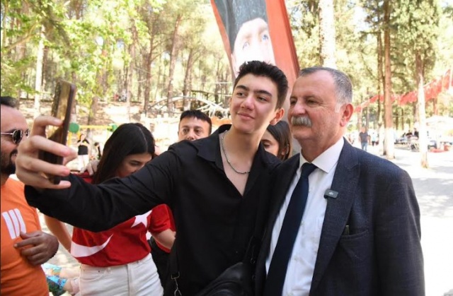 Yunusemre Belediyesi, Manisa Büyükşehir Belediyesi ile iş birliğiyle 19 Mayıs Atatürk’ü Anma Gençlik ve Spor Bayramı dolayısıyla gençler için Süreyya Tabiat Parkı’nda şenlik düzenledi. Şenlikte, Yunusemre Belediye Başkanı Semih Balaban da gençleri yalnız bırakmadı.