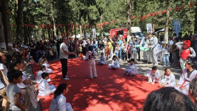 Yunusemre Belediyesi, 19 Mayıs Atatürk’ü Anma Gençlik ve Spor Bayramı’nda gençleri unutmadı. Manisa Büyükşehir Belediyesi ile birlikte Süreyya Tabiat Parkı’nda Gençlik Şenliği düzenledi. Yunusemre Belediyespor Kulübü’ne bağlı sporcular gösteri yaparak katılımcılara ustalıklarını sergilerken; müzik gösterileri, atölyeler, sahne performanslarının yer aldığı şenlikte gençler bayramlarını gönüllerince kutladı. Şenlikte Yunusemre Belediye Başkanı Semih Balaban, CHP Yunusemre İlçe Başkanı Mehmet Arslan, Yunusemre Belediyespor Kulübü Başkanı Bülent Kanik, Belediye Başkan Yardımcıları ve daire müdürleri de gençleri yalnız bırakmadı. Programda gençlere seslenen CHP Yunusemre İlçe Başkanı Mehmet Arslan, “Gazi Mustafa Kemal Atatürk, ‘Bütün ümidim gençliktedir’ derken yalnızca bir temenni değil, aynı zamanda bir vizyon ortaya koydu.