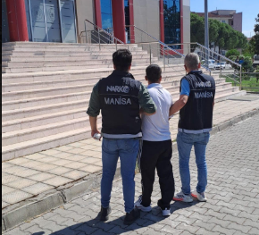 Manisa İl Emniyet Müdürlüğü Narkotik Suçlarla Mücadele Şube Müdürlüğü Akhisar NSM Büro Amirliğimizce yapılan analiz çalışmaları neticesinde "İzmir - Balıkesir" istikameti otobanı Çobanhasanmevkii üzerinde durdurulan araçta yapılan aramada;

 

8.400 Adet Galara 300 Mg isimli Sentetik Ecza ele geçirilmiş, 

konu ile ilgili gözaltına alınan aracın sürücüsü Ç.Ç. (45)isimli şüpheli şahıs çıkarıldığı adli mercilerce tutuklandı..