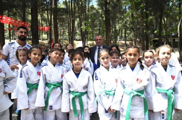 Kurtarıcımız, Kurucumuz Gazi Mustafa Kemal Atatürk’ün Samsun’a çıkarak başlattığı kurtuluş mücadelesi, gençlere olan inancının en büyük göstergesidir. Gençlerle bir arada olmak, onların enerjisini ve umudunu paylaşmak bizler için büyük bir mutluluk. Hep birlikte, gençlerle omuz omuza yürüyeceğiz. Bizim görevimiz, gençlerin önünü açmak, onlarla dayanışma içinde olmak, onlara çözüm sunmak ve en önemlisi onlara umut olmaktır. Gelecek gençliktedir. Çünkü Ulu Önder Atatürk’ün de dediği gibi, ‘Ey yükselen yeni nesil! İstikbal sizsiniz!’ Cumhuriyetimizi, demokrasimizi ve bağımsızlığımızı gençlerin azmi, çalışkanlığı ve inancıyla sonsuza dek yaşatacağız.”