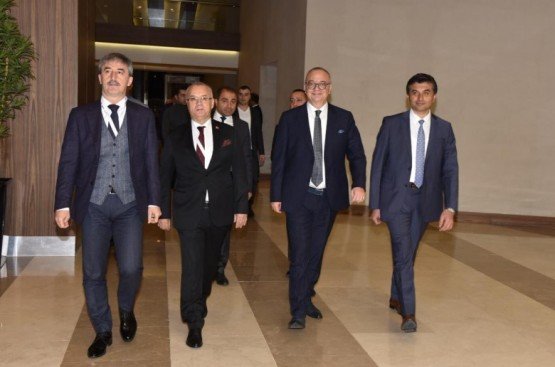 Milliyetçi Hareket Partisi, yaklaşan yerel seçimler öncesinde Genel Başkan Devlet Bahçeli başkanlığında genel merkez yönetimi, belediye başkanları ve teşkilatlarının katılımıyla Antalya’nın Serik ilçesinde toplantı düzenledi. Toplantıya Manisa Büyükşehir Belediye Başkanı Cengiz Ergün de, İl Başkanı Erkan Öztürk ve Salihli, Turgutlu, Kula, Selendi, Alaşehir ve Sarıgöl belediye başkanlarıyla birlikte katıldı.

Manisa Büyükşehir Belediye Başkanı Cengiz Ergün, MHP İl Başkanı Erkan Öztürk, Kula Belediye Başkanı Hüseyin Tosun, Selendi Belediye Başkanı Yasin Dumlupınar, Alaşehir Belediye Başkanı Ali Uçak, Sarıgöl Belediye Başkanı Necati Selçuk, Turgutlu Belediye Başkanı Turgay Şirin ve Salihli Belediye Başkanı Zeki Kayda ile birlikte MHP’nin Antalya'nın Serik ilçesi Belek turizm merkezinde düzenlenen İl Başkanları ve Belediye Başkanları Toplantısı’na katıldı. Cuma akşamı Manisa heyetiyle birlikte toplantının yapılacağı otele varan Başkan Ergün, parti teşkilatlarıyla birlikte MHP Genel Başkanı Devlet Bahçeli’yi karşıladı. Karşılamanın ardından düzenlenen yemek ve ardından çay molasında Genel Başkan Bahçeli ile bir araya gelen Başkan Ergün, Manisa’daki çalışmalar hakkında Bahçeli’yi bilgilendirdi.
Başkan Ergün’den Davetlilere Mesir Macunu
Toplantının yapıldığı 24 Kasım Cumartesi günü Manisa Büyükşehir Belediye Başkanı Cengiz Ergün, 81 il başkanı ve 129 belediye başkanına Manisa’yı tanıttı. Davetlilere mesir macunu ikram eden Başkan Ergün’ün ikramına, genel merkez yöneticileri, il başkanları ve belediye başkanları sıcak ilgi gösterdi.
Genel Başkan Bahçeli Partililere Hitap Etti
Toplantının açılışında 81 il başkanı ve 130 belediye başkanına hitap eden MHP Genel Başkanı Devlet Bahçeli, MHP'nin gücüne güç katarak yürüdüğünü, günden güne büyüdüğünü ve millete hizmet aşkıyla yükselmeye devam ettiğini söyledi. Hiçbir zafere kolay yollardan varılamayacağını vurgulayan Bahçeli, “Muzaffer bir ruhun ortaya çıkması da tesadüfi olamaz. Her zafer bedel ister, sabır ister, akıl ister, gönül ister, mücadele ve fedakarlık bekler. Kutlu bir mücadele esnasında, nefesi kesilenler, nefsine esir düşenler, dünyevi menfaatlere yenilenler çıkmıştır, bundan sonra da çıkmaları muhtemeldir. İnsanoğlu çiğ süt emmiştir, yanılması, yozlaşma akıntısına kapılıp yanlış istikametlere sürüklenmesi beklenmelidir. Geçmişin kuytu köşelerine şuurumuzun merceğiyle baktığımızda buna dair hazin ve hüzünle perçinlenmiş pek çok ibretlik misal verilebilecektir. Hesap yapanlarla hasbi davrananları, davanın omuzuna basanlarla davayı omuzlayanları tarif ve tefrik etmek zorunludur, mümkündür, elbette tecrübeyle sabittir. ‘Ben’ diyen, bencilliğe gömülen, dünyanın kendi çevresinde döndüğü zehabına aldanan, ben merkezli ve çıkar odaklı tutuma savrulan nice insan bu dünyadan gelip geçmiştir” diye konuştu.
“Cumhur ittifakı Türkiye'nin güvenlik zırhı”
Cumhurbaşkanlığı Hükümet Sistemi'nin mimarının Cumhur İttifakı olduğunu kaydeden Bahçeli, yeni sistemin yaşaması için bu ittifakın kazasız belasız yoluna devam etmesinin milli beka açısından mecburi olduğunu ifade etti. “Cumhur İttifakı Türkiye'nin güvenlik zırhıdır” diyen Bahçeli, “Cumhur İttifakı milli birlik ve dayanışma şuurudur. Cumhur İttifakı Türkiye'nin ta kendisi, Türk milletinin ruh köküdür. 15 Temmuz sonrası Yenikapı ruhuyla temeli atılan, 16 Nisan halk oylamasıyla çatısı örülen, 24 Haziran Seçimleriyle genişlik ve derinlik kazanan Cumhur İttifakı, Türkiye Cumhuriyeti'nin sistemsel açmaz ve ihtiyaçlarını telafi ederek muhasım odaklara set çekmiş, sur örmüştür. Cumhurbaşkanlığı Hükümet Sistemi, 95 yıllık Cumhuriyetimizi gelecek asırlara kuruluş esaslarına bağlı kalarak taşıma, daha da güçlendirme ve geliştirme amacına kilitlenmiştir. Yeni hükümet sisteminden geriye dönüş yoktur. Türkiye bütün meselelerini, bütün talep ve eksikliklerini yeni sistemin sunduğu imkanlar kapsamında çözüme kavuşturacaktır. Cumhur İttifakı bunu teminle hem tarihe hem de geleceğe karşı mesuldür. Ülke yönetiminin Cumhurbaşkanlığı Hükümet Sistemi'ne uygun teşkiliyle planlanan uyum süreci istikrarlı şekilde devam etmektedir” dedi.
