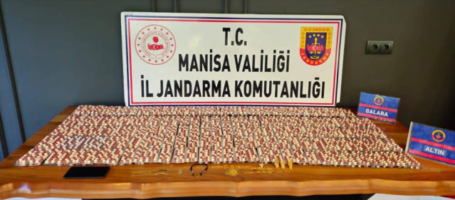 Uyuşturucu Madde İmal ve Ticareti* Manisa İli Salihli İlçesi Kocaçeşme Mahallesinde 02.11.2024 günü *Salihli İlçe Jandarma Komutanlığı ve Manisa İl J.K.lığı KOM Şube Müdürlüğü* ekiplerince G.A. (1986/E, 18 adet suç kaydı bulunmaktadır.) isimli şahsın aracında yapılan aramada *4.872 Adet Sentetik Ecza Hap* ele geçirilmiştir. Şüpheli şahıs Nöbetçi C.Savcının talimatıyla *gözaltına* alınmıştır.