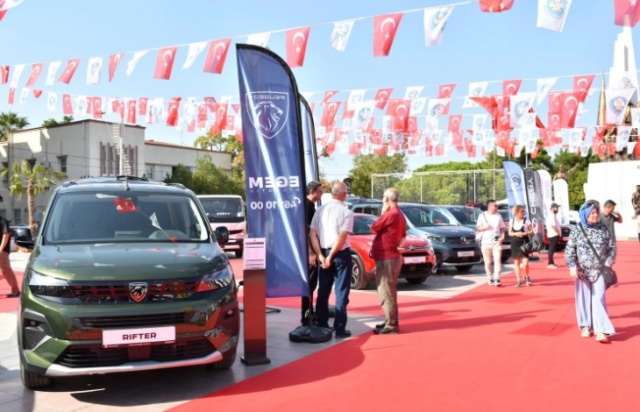 Manisa Büyükşehir Belediyesi ve Otolife Dergisi işbirliğinde bu yıl 1’incisi düzenlenen Manisa
Otoshow otomobil fuarı, Cumhuriyet Meydanı’nda açıldı. Yaklaşık 12 marka ve 45 farklı
araba modelinin sergilendiği fuar, Manisalı araba tutkunları tarafından 6 Ekim Pazar gününe
kadar ziyaret edilebilecek.
Manisa Büyükşehir Belediyesi ve Otolife Dergisi işbirliğinde otomobil dünyasındaki en yeni
teknolojileri gün yüzüne çıkaracak ve Manisalı yurttaşları geleceğin teknolojisiyle
tanıştıracak Manisa Otoshow otomobil fuarı açıldı. Açılışta Manisa Büyükşehir Belediyesi
Genel Sekreter Yardımcısı Ulaş Aydın, Yunusemre Belediye Başkan Yardımcıları; Hakan
Gürtunca ve Emine Özge Arslan, Otolife Genel Müdürü Volkan Dizen, Büyükşehir görevlileri,
fuar personeli ile Manisalı yurttaşlar yer aldı. 4-6 Ekim tarihleri arasında gerçekleştirilecek
otomobil fuarında, çeşitli markalara ait yaklaşık 45 farklı model ziyaretçilerin beğenisine
sunuluyor.