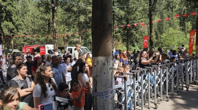 O vizyon; düşünen, sorgulayan, çağın ilerisinde yürüyen, bağımsızlığı karakteri sayan bir gençliktir. İşte bu yüzden 19 Mayıs yalnızca bir bayram değil, Atatürk’ün mücadelesini sürdürme kararlılığıdır. Bugün gençlerimiz ne yazık ki işsizlik ve umutsuzluk içinde; yurt dışında daha iyi bir yaşam arayışı içerisindeler. Ancak tam da burada Ulu Önderimizin şu sözünü hatırlatmak isterim: ‘Umutsuz durumlar yoktur, umutsuz insanlar vardır.’ Umut sizsiniz! En zifiri karanlıkta bile olsak, İstanbul’dan vapura binen o umut dolu çift mavi gözün ışığı her zaman yolumuzu aydınlatacaktır” diye konuştu.