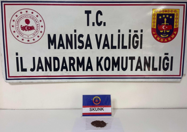 Manisa İl Jandarma Komutanlığınca, Salihli İlçesinde 04.07.2024 günü Salihli İlçe J.K.lığı ekiplerinin ortaklaşa icra ettiği faaliy H.Ö.,E.O.Y, E.U ve T.D isimli şahıslara işlem yapılmış olup , ▪️ *(55)* Gram Kubar Esrar ▪️ *(21)* Kök Kenevir Bitkisi ▪️ *(6,4)* Gram Kubar Skunk ▪️ *(3)* Adet Uyuşturucu Kullanma Aparatı ▪️ *(1)* Adet Ruhsatsız Av Tüfeği ele geçirilmiş olup, göz altına alınan (4) şüpheli şahsın işlemleri devam etmektedir.