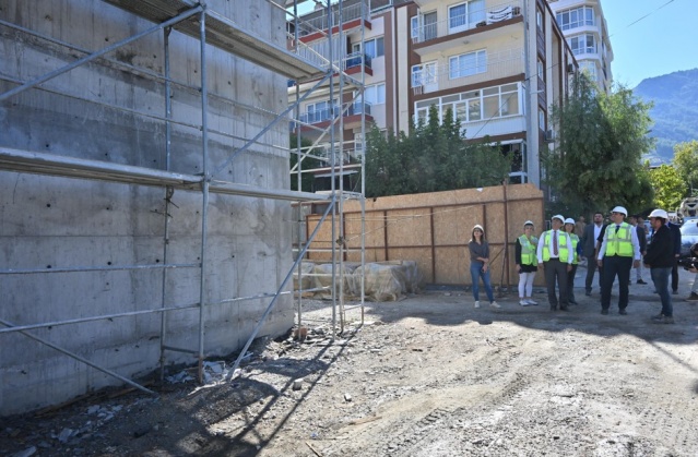 Başkan Zeyrek; “Bu bölgenin otopark sorununa bir çözüm olacaktır”
Malta Kapalı Otoparkı’nın 5 ay gibi kısa bir sürede bu hale geldiğini dile getiren Manisa Büyükşehir Belediye Başkanı Mimar Ferdi Zeyrek, “2 ay içerisinde de imalatını tamamlayacağız. Burası 356 araç kapasiteli bir otopark. Bu otoparkta her şeyi düşündük. Yağmur sularını depoluyoruz, suyumuza sahip çıkıyoruz. Güneş enerji panelleri ile elektriğimizin bir kısmını üretiyoruz. Kendi kendine yetebilen bir otopark. Bodrum katındaki havalandırmadan yangın tesisatına kadar her şeyi düşündüğümüz bir otopark. 2024 yılı bitmeden önce de vatandaşlarımızın hizmetine açacağız. Bu bölgenin otopark sorununa bir çözüm olacaktır” ifadelerini kullandı.