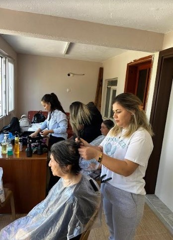 Bu hizmetten faydalanan kadınlar, projeden duydukları memnuniyetini dile getirerek Yunusemre Belediye Başkanı Semih Balaban ve eşi Serap Balaban’a teşekkür etti.