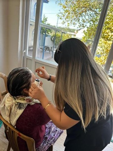 Kadınlardan yoğun ilgi gören projenin bu haftaki durağı Osmancalı ve Küçüksümbüller Mahallesi oldu. Etkinliğe Yunusemre Belediye Başkanı Yardımcısı Emine Özge Arslan, Yunusemre Belediyesi Kadın ve Aile Hizmetleri Müdürü Şaver Yüksel, Yunusemre Belediyesi belediye personeli, gönüllüler, kursiyerler ve bölgede yaşayan kadınlar katıldı. Kuaförlük hizmetine ulaşmakta güçlük çeken kadınlar için gerçekleştirilen proje kapsamında her hafta ilçenin belirli mahallelerinde kuaförlük hizmeti verilmeye devam edecek.