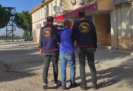 Manisa İl Jandarma Komutanlığı Alaşehir İlçe Jandarma Komutanlığı JASAT ekiplerince, 03.10.2024 günü Cebir, Tehdit veya Hile Kullanarak Kişiyi Hürriyetinden Yoksun Kılma suçundan (21 Yıl 2 Ay 17 Gün) hapis cezası ile aranan D.Y. adlı şahıs yakalanmış, adli işlemlerine müteakip Alaşehir Kapalı Cezaevine teslim edilmiştir.