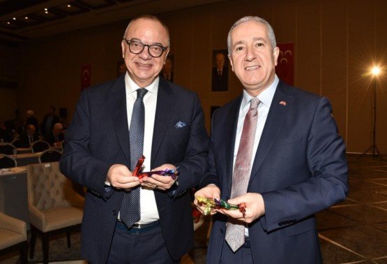 Milliyetçi Hareket Partisi, yaklaşan yerel seçimler öncesinde Genel Başkan Devlet Bahçeli başkanlığında genel merkez yönetimi, belediye başkanları ve teşkilatlarının katılımıyla Antalya’nın Serik ilçesinde toplantı düzenledi. Toplantıya Manisa Büyükşehir Belediye Başkanı Cengiz Ergün de, İl Başkanı Erkan Öztürk ve Salihli, Turgutlu, Kula, Selendi, Alaşehir ve Sarıgöl belediye başkanlarıyla birlikte katıldı.

Manisa Büyükşehir Belediye Başkanı Cengiz Ergün, MHP İl Başkanı Erkan Öztürk, Kula Belediye Başkanı Hüseyin Tosun, Selendi Belediye Başkanı Yasin Dumlupınar, Alaşehir Belediye Başkanı Ali Uçak, Sarıgöl Belediye Başkanı Necati Selçuk, Turgutlu Belediye Başkanı Turgay Şirin ve Salihli Belediye Başkanı Zeki Kayda ile birlikte MHP’nin Antalya'nın Serik ilçesi Belek turizm merkezinde düzenlenen İl Başkanları ve Belediye Başkanları Toplantısı’na katıldı. Cuma akşamı Manisa heyetiyle birlikte toplantının yapılacağı otele varan Başkan Ergün, parti teşkilatlarıyla birlikte MHP Genel Başkanı Devlet Bahçeli’yi karşıladı. Karşılamanın ardından düzenlenen yemek ve ardından çay molasında Genel Başkan Bahçeli ile bir araya gelen Başkan Ergün, Manisa’daki çalışmalar hakkında Bahçeli’yi bilgilendirdi.
Başkan Ergün’den Davetlilere Mesir Macunu
Toplantının yapıldığı 24 Kasım Cumartesi günü Manisa Büyükşehir Belediye Başkanı Cengiz Ergün, 81 il başkanı ve 129 belediye başkanına Manisa’yı tanıttı. Davetlilere mesir macunu ikram eden Başkan Ergün’ün ikramına, genel merkez yöneticileri, il başkanları ve belediye başkanları sıcak ilgi gösterdi.
Genel Başkan Bahçeli Partililere Hitap Etti
Toplantının açılışında 81 il başkanı ve 130 belediye başkanına hitap eden MHP Genel Başkanı Devlet Bahçeli, MHP'nin gücüne güç katarak yürüdüğünü, günden güne büyüdüğünü ve millete hizmet aşkıyla yükselmeye devam ettiğini söyledi. Hiçbir zafere kolay yollardan varılamayacağını vurgulayan Bahçeli, “Muzaffer bir ruhun ortaya çıkması da tesadüfi olamaz. Her zafer bedel ister, sabır ister, akıl ister, gönül ister, mücadele ve fedakarlık bekler. Kutlu bir mücadele esnasında, nefesi kesilenler, nefsine esir düşenler, dünyevi menfaatlere yenilenler çıkmıştır, bundan sonra da çıkmaları muhtemeldir. İnsanoğlu çiğ süt emmiştir, yanılması, yozlaşma akıntısına kapılıp yanlış istikametlere sürüklenmesi beklenmelidir. Geçmişin kuytu köşelerine şuurumuzun merceğiyle baktığımızda buna dair hazin ve hüzünle perçinlenmiş pek çok ibretlik misal verilebilecektir. Hesap yapanlarla hasbi davrananları, davanın omuzuna basanlarla davayı omuzlayanları tarif ve tefrik etmek zorunludur, mümkündür, elbette tecrübeyle sabittir. ‘Ben’ diyen, bencilliğe gömülen, dünyanın kendi çevresinde döndüğü zehabına aldanan, ben merkezli ve çıkar odaklı tutuma savrulan nice insan bu dünyadan gelip geçmiştir” diye konuştu.
“Cumhur ittifakı Türkiye'nin güvenlik zırhı”
Cumhurbaşkanlığı Hükümet Sistemi'nin mimarının Cumhur İttifakı olduğunu kaydeden Bahçeli, yeni sistemin yaşaması için bu ittifakın kazasız belasız yoluna devam etmesinin milli beka açısından mecburi olduğunu ifade etti. “Cumhur İttifakı Türkiye'nin güvenlik zırhıdır” diyen Bahçeli, “Cumhur İttifakı milli birlik ve dayanışma şuurudur. Cumhur İttifakı Türkiye'nin ta kendisi, Türk milletinin ruh köküdür. 15 Temmuz sonrası Yenikapı ruhuyla temeli atılan, 16 Nisan halk oylamasıyla çatısı örülen, 24 Haziran Seçimleriyle genişlik ve derinlik kazanan Cumhur İttifakı, Türkiye Cumhuriyeti'nin sistemsel açmaz ve ihtiyaçlarını telafi ederek muhasım odaklara set çekmiş, sur örmüştür. Cumhurbaşkanlığı Hükümet Sistemi, 95 yıllık Cumhuriyetimizi gelecek asırlara kuruluş esaslarına bağlı kalarak taşıma, daha da güçlendirme ve geliştirme amacına kilitlenmiştir. Yeni hükümet sisteminden geriye dönüş yoktur. Türkiye bütün meselelerini, bütün talep ve eksikliklerini yeni sistemin sunduğu imkanlar kapsamında çözüme kavuşturacaktır. Cumhur İttifakı bunu teminle hem tarihe hem de geleceğe karşı mesuldür. Ülke yönetiminin Cumhurbaşkanlığı Hükümet Sistemi'ne uygun teşkiliyle planlanan uyum süreci istikrarlı şekilde devam etmektedir” dedi.