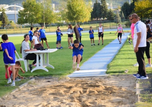 Atatürk Olimpik Spor Kompleksi'nde yapılan müsabakalarda ter döken Mavi-Beyazlı atletler, 4 altın, 4 gümüş, 3 bronz ile toplamda 11 madalyanın sahibi oldu. Buna göre U14 kızlar 80 metre engellide Elifnaz Tuncer birinci, U14 kızlar 80 metrede Belinay Gündoğdu birinci, Rukiye Erdem ikinci, Elifnaz Tuncer üçüncü, U18 kızlar disk atmada Yıldız Bay birinci, U14 kızlar uzun atlamada Belinay Gündoğdu ikinci, U14 erkekler 80 metre koşuda Yunus Emre Dumlu birinci, U14 erkekler yüksek atlamada Alperen Bozkurt üçüncü, U12 erkekler uzun atlamada ve U12 erkekler 60 metrede Davut Özbek ikinci, U16 erkekler 100 metrede Baran Şenol üçüncü oldu.