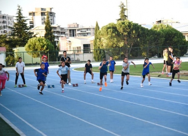 Dereceye giren sporculara madalyaları Kulüp İkinci Başkanı İsmail Aydın, yöneticiler Zuhal Güneş ve Sercan Tunç tarafından takdim edildi.