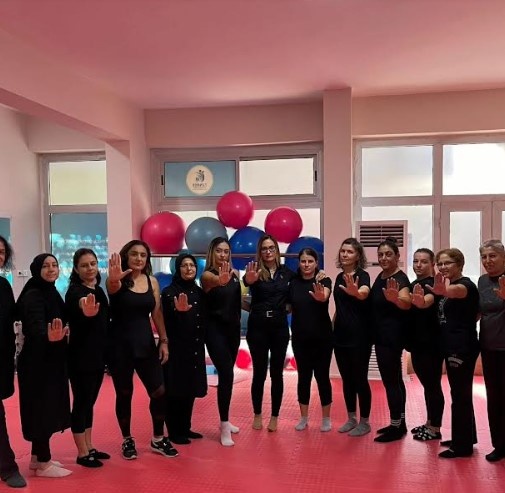 Türkiye'de son günlerde yaşanan kadın ve çocuk cinayetlerine karşı bir tepki de Yunusemre Belediyesi Gençlik ve Spor Hizmetleri Müdürlüğü'nden geldi. Birim personeli siyah giyinirken, salon kursiyerleri de antrenmanlarda açtıkları dövizlerle adalet çağrısında bulundu.