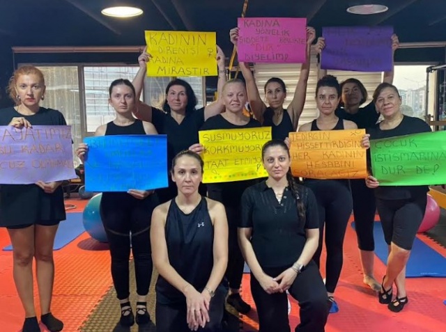 Yunusemre Belediyesi Gençlik ve Spor Hizmetleri Müdürlüğü personeli ile Kadın Dayanışma ve Eğitim Merkezleri Spor Salonları'ndaki antrenörler ile kursiyerler, Türkiye'de son günlerde artan kadın ve çocuk cinayetlerine dikkat çekmek ve bu konuda farkındalık oluşturmak amacıyla siyah giyindi.