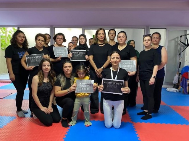Müdürlük personeli, haftanın son mesaisinde siyah kıyafetler giyinerek "adalet" çağrısında bulunurken, antrenmanda bir araya gelen spor salonu kursiyerleri ise Ulu Önder Mustafa Kemal Atatürk'ün, "Ey kahraman Türk kadını, sen yerde sürünmeye değil, omuzlar üzerinde göklere yükselmeye layıksın” sözünü dövizlere yazarak tepkisini dile getirdi.