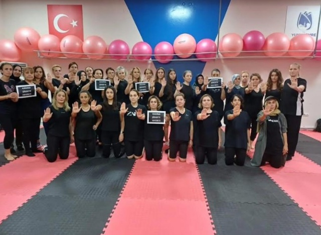 Protestoya Yunusemre Belediyespor Kulüp Başkanı Bülent Kanik, Yöneticiler Zuhal Güneş ve Sercan Tunç, Gençlik ve Spor Hizmetleri Müdürü Abdullah Can, Kulüp Genel Koordinatörü Güliz Onater, Kadın Dayanışma ve Eğitim Merkezleri Spor Salonları Koordinatörü Zarife Tok da katıldı.