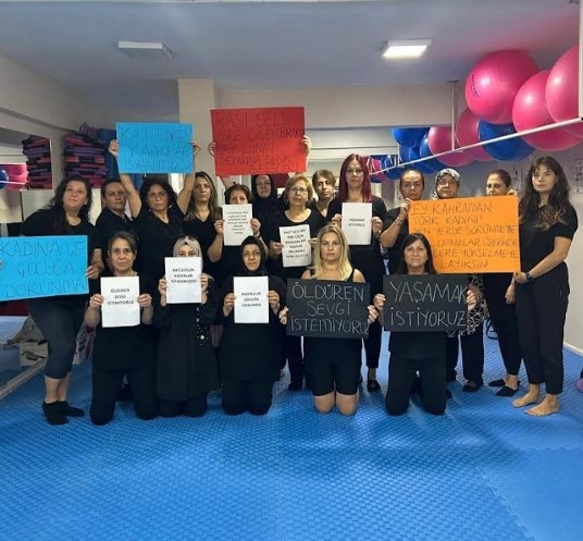 Cinayetlerin son bulması için her ayrı salondan seslerini yükselten kursiyerler ayrıca "Kadına ve çocuğa dokunma", Bir kişi daha eksilmeye tahammülümüz yok", "Susmuyoruz, korkmuyoruz, itaat etmiyoruz", "Yaşamak istiyoruz" mesajlarını paylaştı.