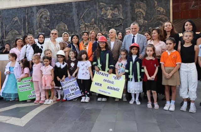 Özellikle de kız çocuklarımızın okuyarak ya da meslek edindirme kurslarıyla meslek sahibi olmalarına imkan tanıyarak ekonomik bağımsızlıklarını ele almalarını sağlamak biz ailelerin en önemli görevidir” dedi.