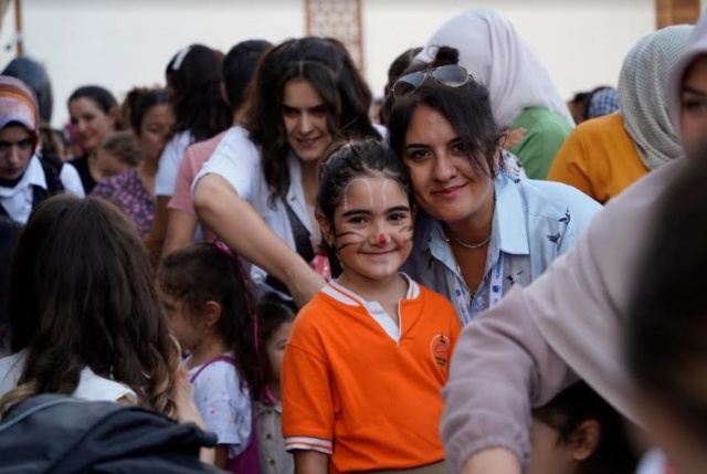 Yunusemre Belediyesi, 11 Ekim Kız Çocukları Günü dolayısıyla özel bir etkinlik düzenleyerek anne ve kızlarını 100. Yıl Meydanı'nda ağırladı. Ailelerin yoğun ilgi gösterdiği etkinlikte, Yunusemre Belediye Başkanı Semih Balaban da onları yalnız bırakmadı.