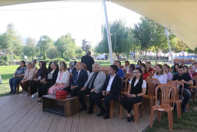30 atölyede, yaklaşık 5 bin öğrencinin katılımıyla gerçekleşen şenlik, çocukların bilimsel keşif yolculuğunda onlara eşlik eden unutulmaz bir deneyim oldu. Atölyelerdeki deneyler, kodlama etkinlikleri ve zekâ oyunları sayesinde çocuklar, bilimin eğlenceli ve yaratıcı bir alan olduğunun farkına vardı. Özellikle öğrencilerin büyük ilgi gösterdiği tematik bilim oyunları, şenliğe ayrı bir renk kattı. Yunus’un Diyarında Yunusemre Bilim Şenliği, çocuklara bilimsel düşünme becerilerini geliştirmelerinde ve geleceğin bilim insanları olma yolunda ilham verdi.